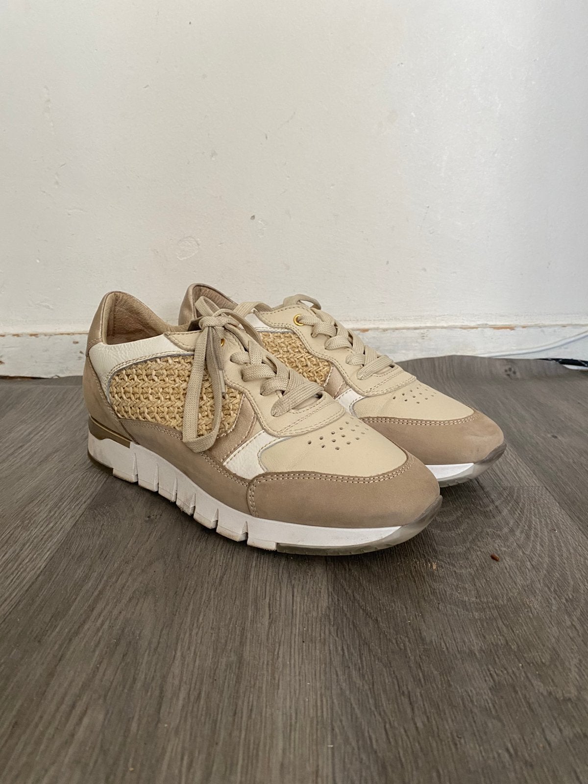 DLS beige/zandkleurige sneakers maat 39., Verzenden, Zo goed als nieuw, Beige