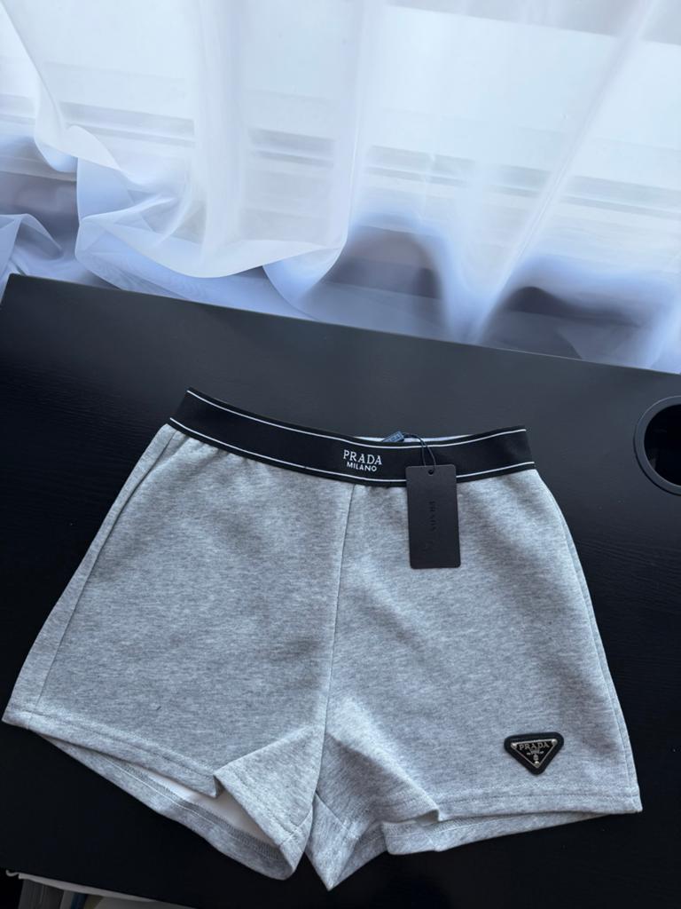 Prada Shorts- Nieuw met kaartje, Maat 38/40 (M), Kort, Nieuw, Ophalen of Verzenden