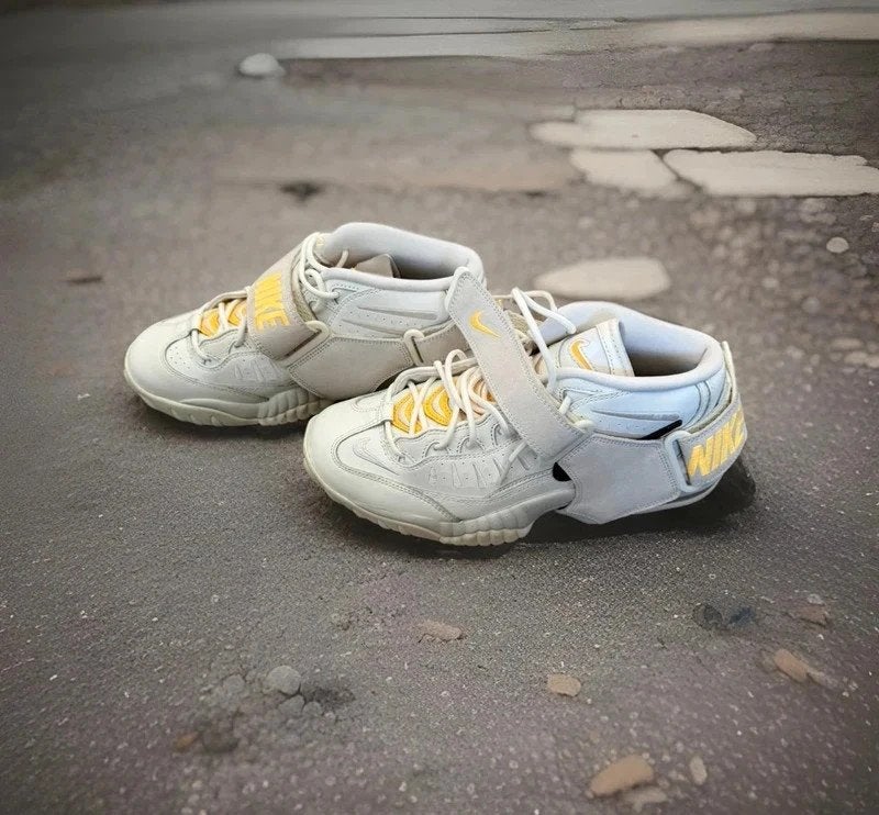 Nike Air Adjust Force 2023 - Sail/Citron Pulse maat 42, Kleding | Heren, Ophalen of Verzenden, Gedragen, Nike Air