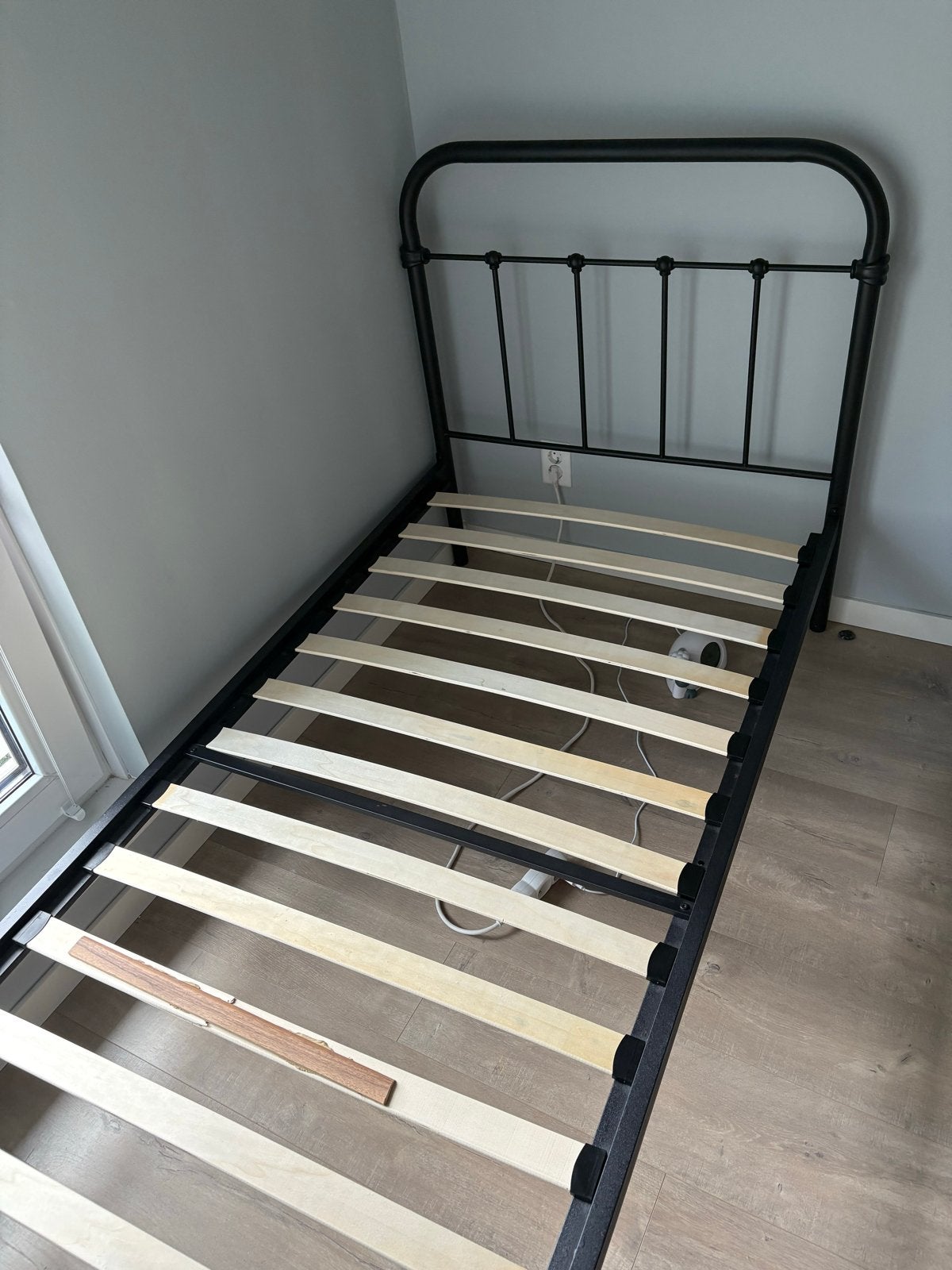 GRATIS Zwart metalen 1-persoonsbed (90x200 cm), Huis en Inrichting, Slaapkamer | Bedden, Ophalen, Gebruikt, 90 cm, Eenpersoons