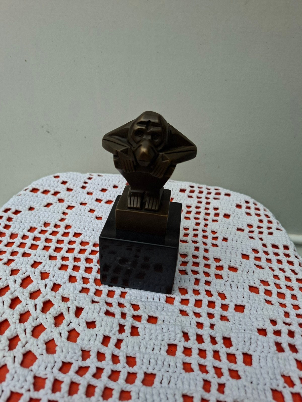 Bronzen beeld van een aap op marmeren sokkel, Antiek en Kunst, Minder dan 20 cm, Ophalen of Verzenden, Op sokkel, Beeld