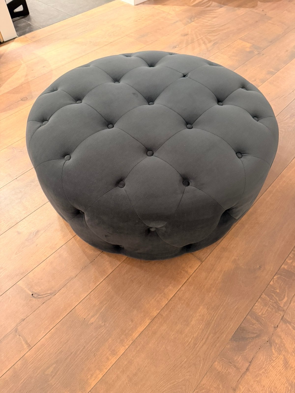 MADE poef/hocker 90cm donkergrijs/blauwvelvet luxe modern, Ophalen, Gebruikt, Rond, 75 tot 100 cm