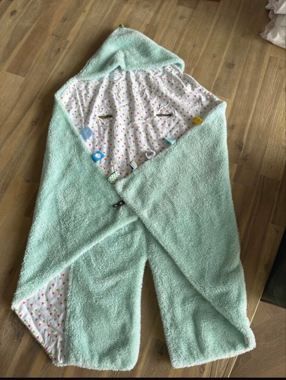 Zachte baby wikkeldeken met capuchon en speeltjes, Kinderen en Baby's, Dekens, Slaapzakjes en Inbakerproducten, Ophalen, Groen