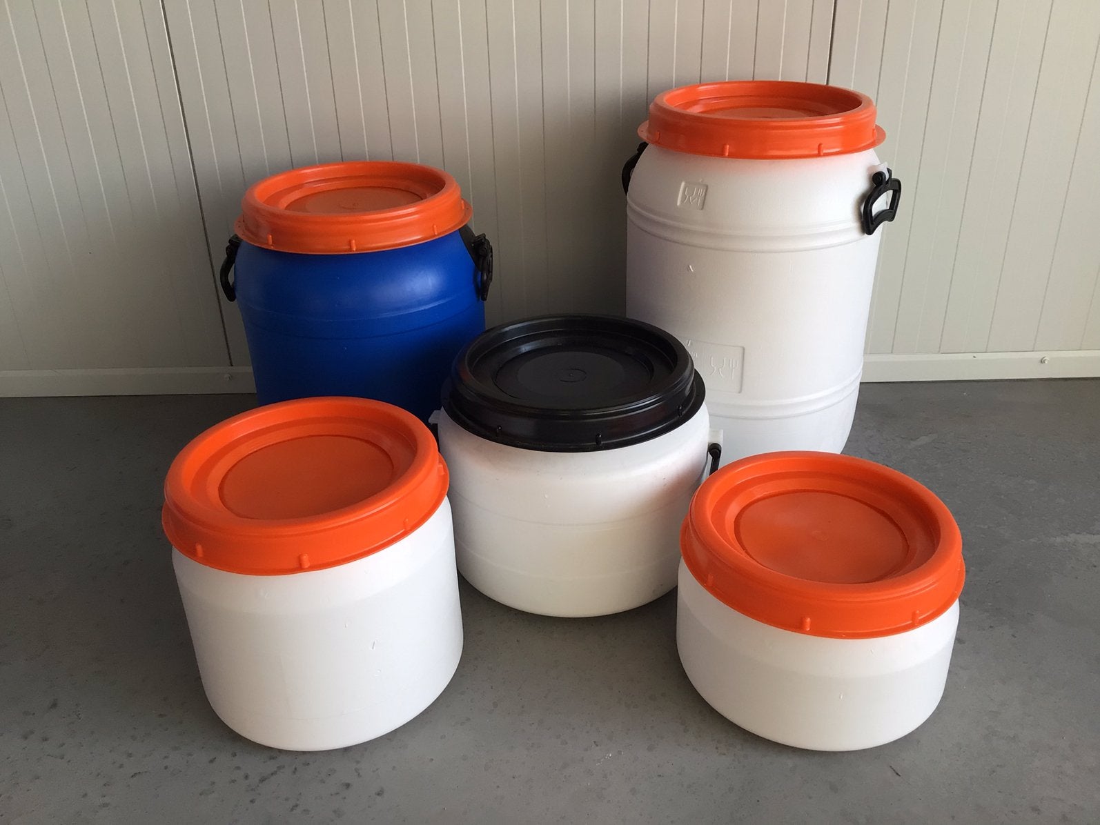 Voertonnen,Bewaartonnen.Nieuw.Maat:18,25,32,50,60 ltr.€15,00, Huis en Inrichting, Emmers, Ophalen, Nieuw, Kunststof, Met deksel
