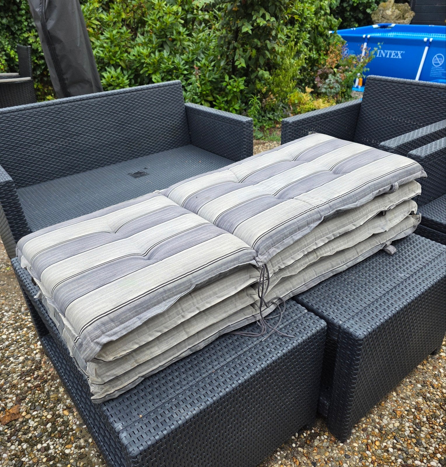 Set van 4 comfortabele tuinstoelkussens, grijs-wit gestreept, Tuin en Terras, Ophalen, Gebruikt