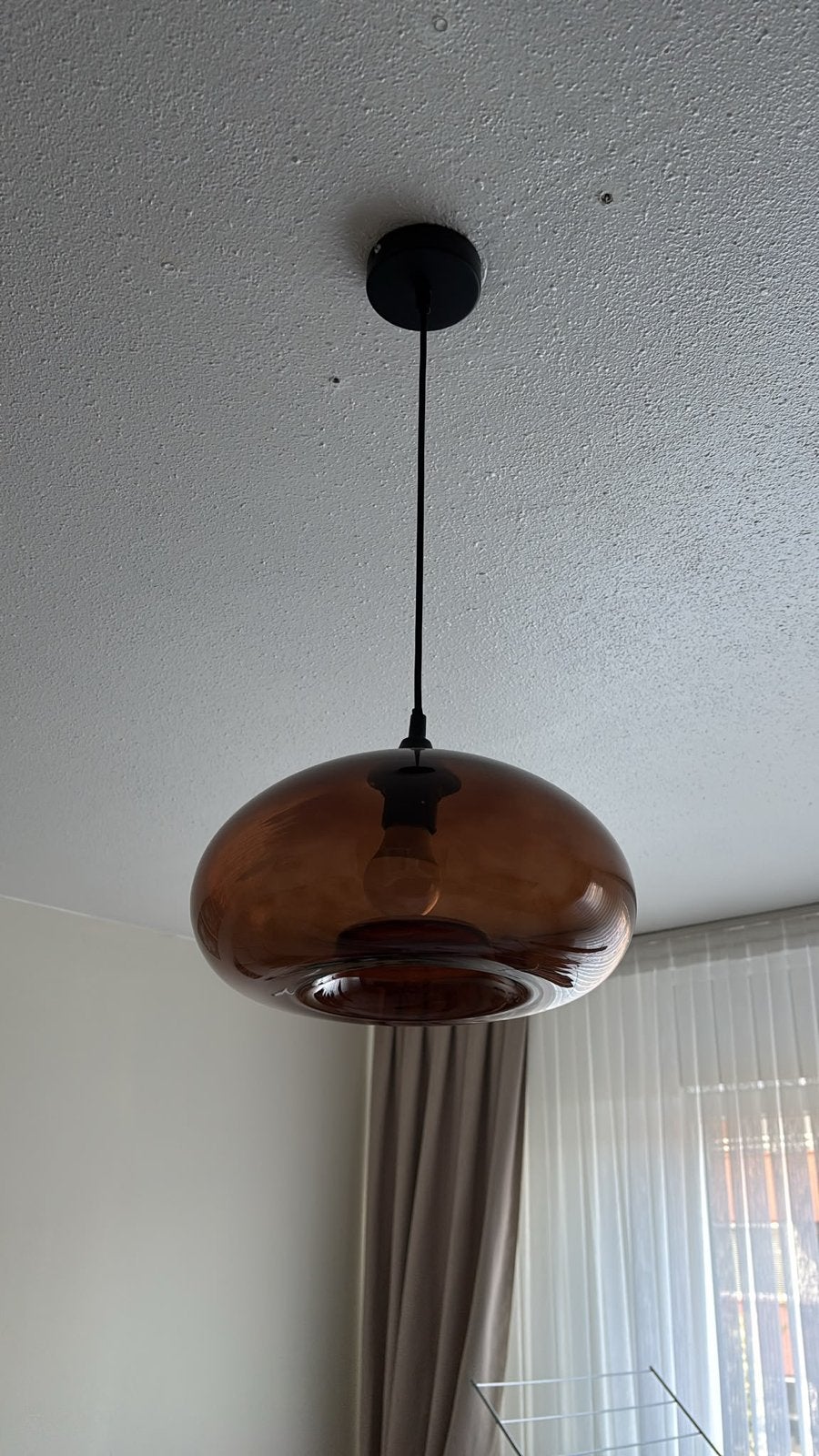 Moderne hanglamp met bruin glazen kap, Ophalen, Zo goed als nieuw, Glas, E27 (groot)