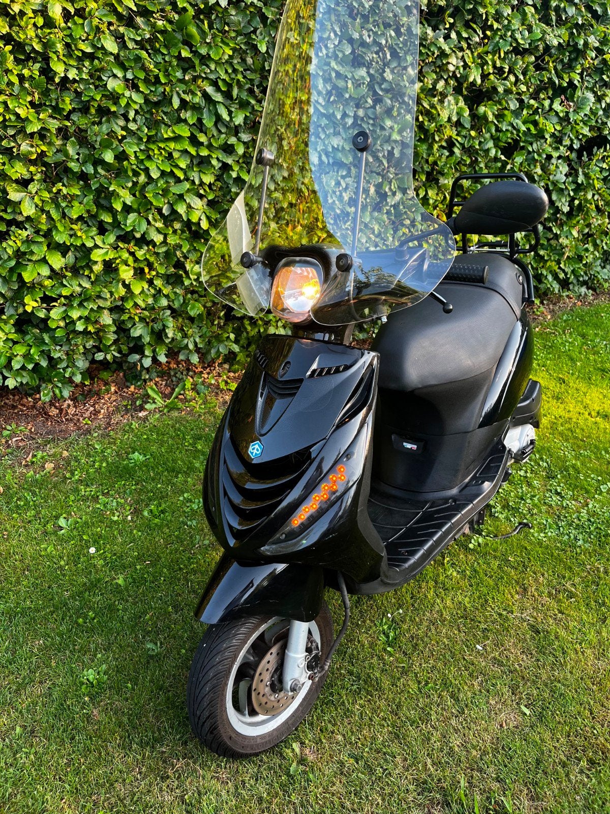 Zwarte Piaggio Zip 4 takt, Fietsen en Brommers, Scooters | Piaggio, Gebruikt, Zip, Maximaal 25 km/u, Benzine, Ophalen