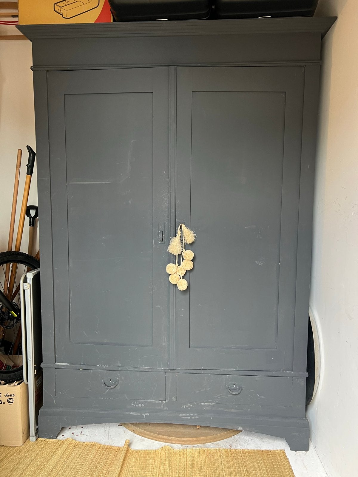 Antieke meidenkast/linnenkast, donkergrijs krijtverf, Ophalen, Gebruikt, 100 tot 150 cm, Met lade(s)