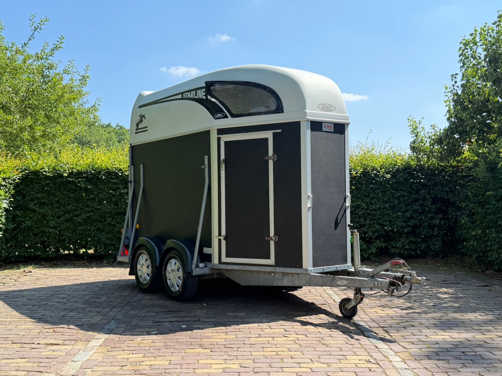 Nette 1.5 paards atec met zadelkamer en kunstof bodem, Dieren en Toebehoren, Ophalen, Zo goed als nieuw, Langenboom, 1½-paards trailer