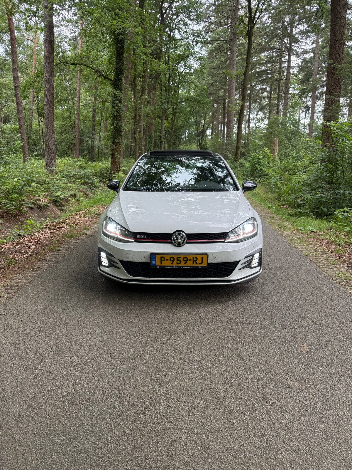 Volkswagen Golf 2.0 TSI GTI Performance PANO, Stof, 4 cilinders, 700 kg, Wit