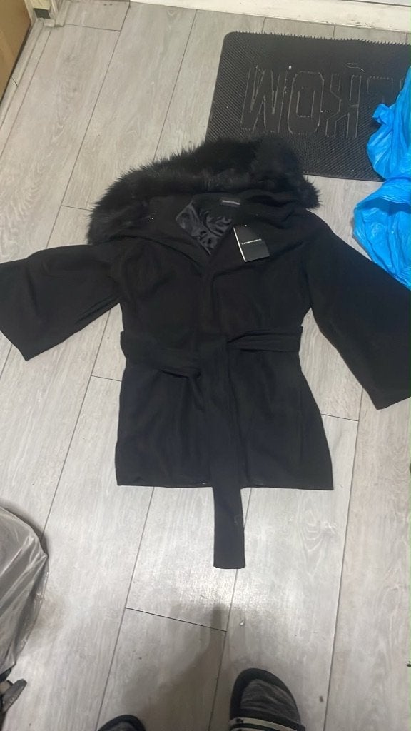 Nieuwe zwarte dames jas / cape met imitatiebontkraag –, Ophalen of Verzenden, Nieuw, Maat 36 (S), Zwart