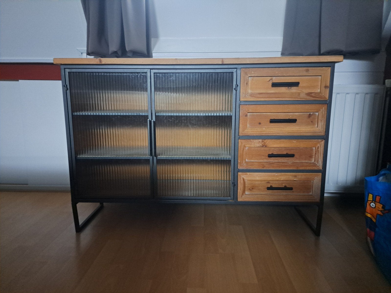 Dressoirkast van hout met glas, Huis en Inrichting, Kasten | Dressoirs, Ophalen, Gebruikt, Glas, Industrieel