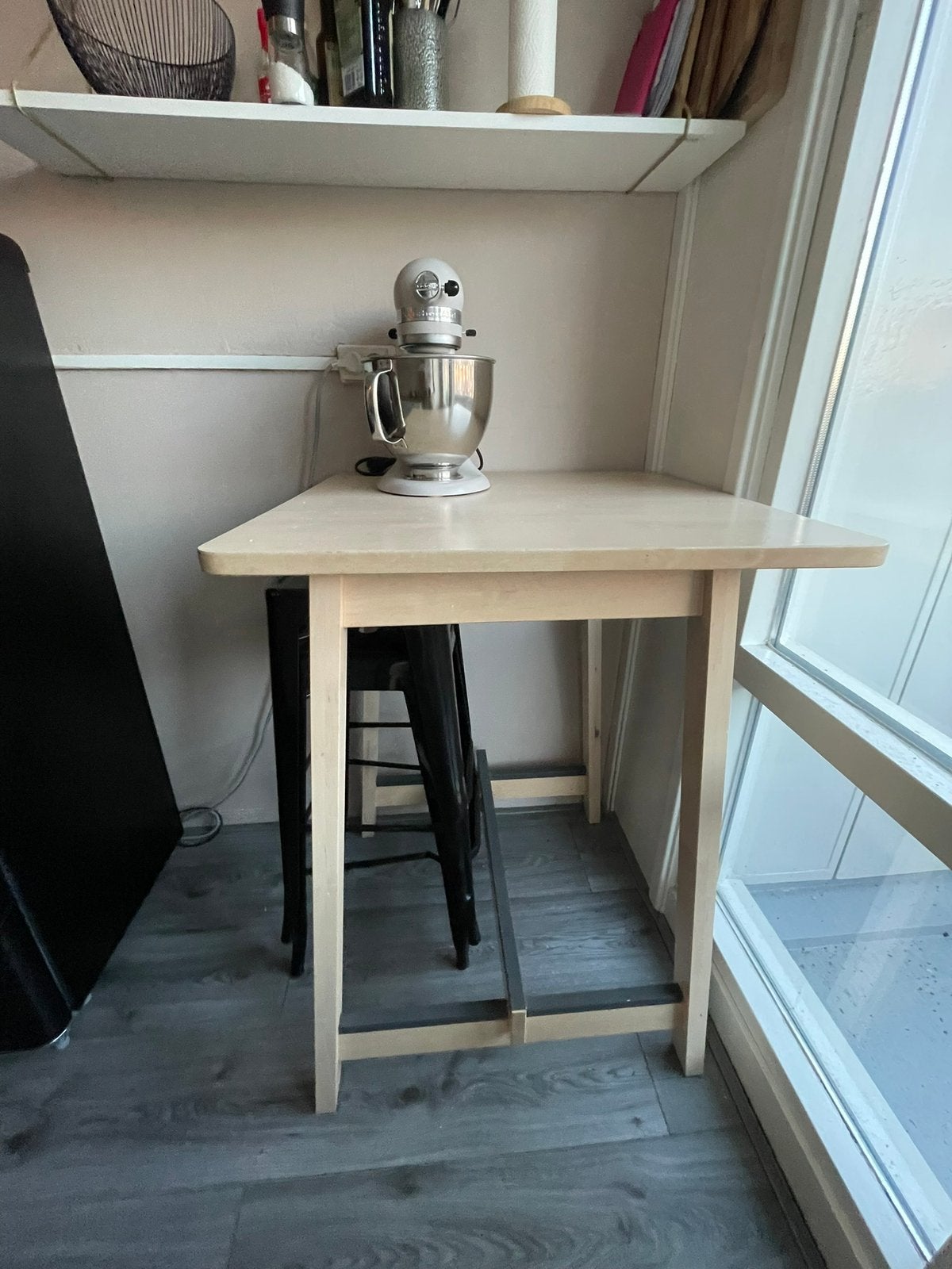 Bartafel en 2 zwarte krukken, Huis en Inrichting, Ophalen, Gebruikt, Inclusief barstoelen