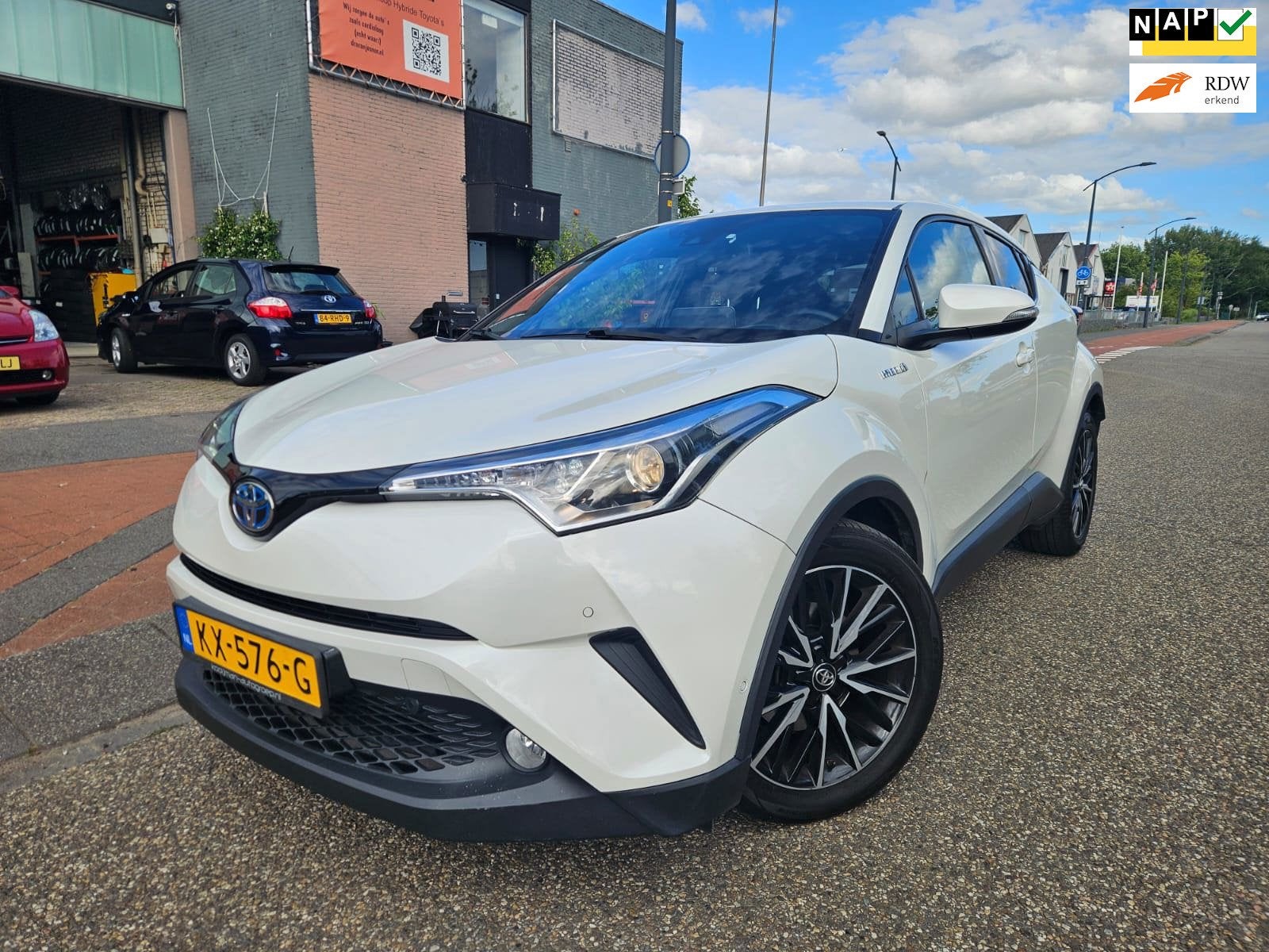 Toyota C-HR Executive GARANTIE m Nieuwe APK, 4 cilinders, Leder en Stof, Wit, 26 km/l