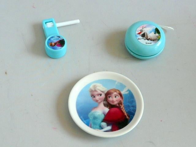 Frozen # stenen bordje, jojo en ratel, Ophalen of Verzenden, Overige figuren, Zo goed als nieuw, Servies