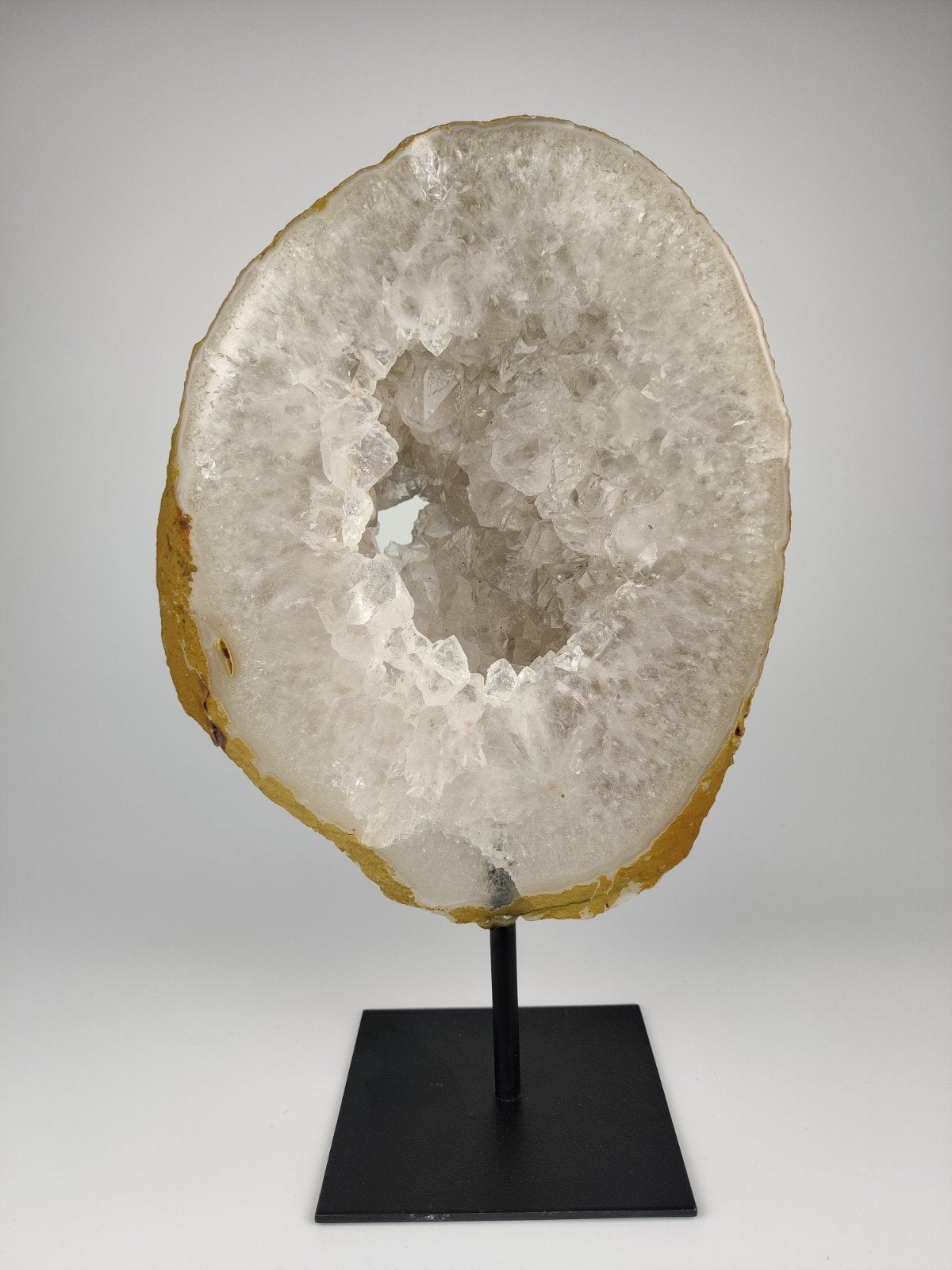 Bergkristal geode op standaard, Ophalen of Verzenden, Mineraal