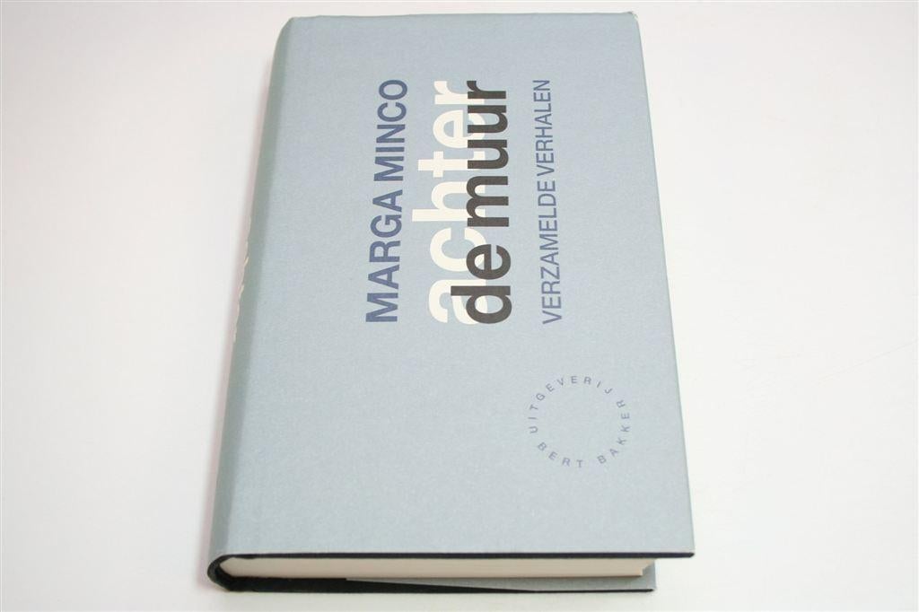 Achter de Muur — Marga Minco — Oorlog en Herinnering, Ophalen of Verzenden, Gelezen