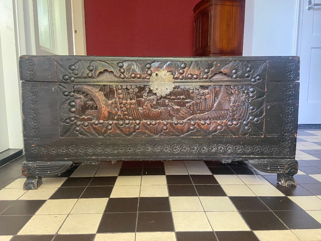 Kamferhouten bruid-/dekenkist met ambachtelijk houtsnijwerk, Huis en Inrichting, Gebruikt, 100 tot 150 cm, 5 – 50, 50 tot 75 cm