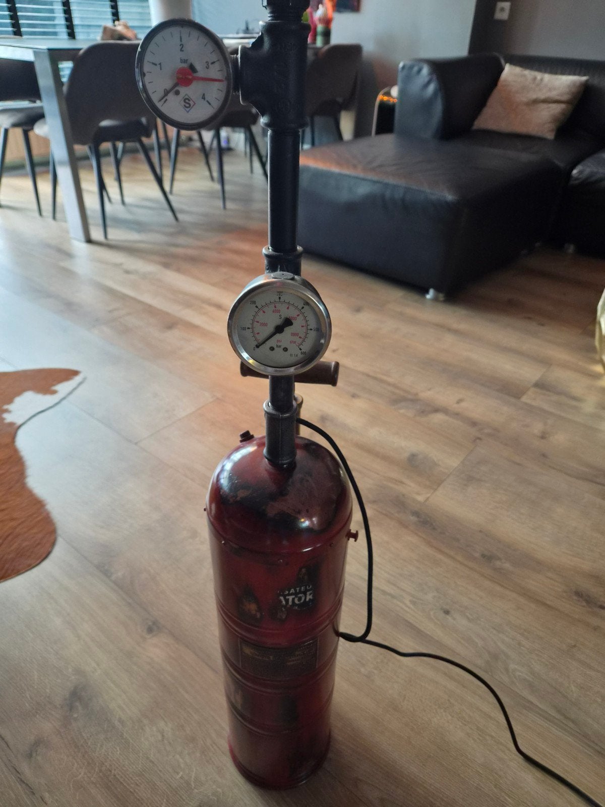 Staande lamp, gemaakt van oude brandblusser, Huis en Inrichting, Ophalen, Kunst, design, 100 tot 150 cm, Zo goed als nieuw
