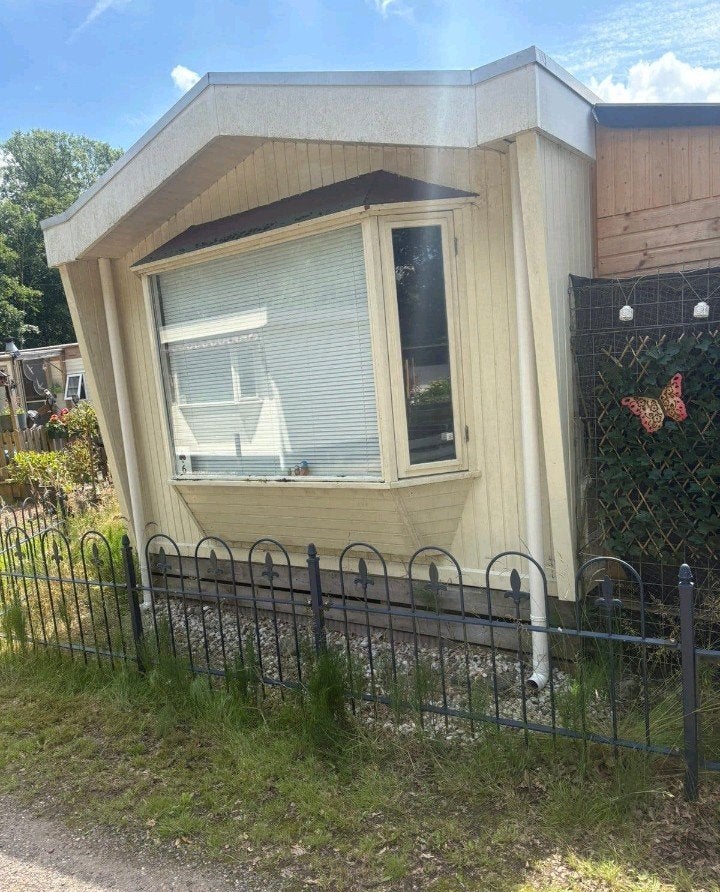 Stacaravan met extra grote kavel, airco, zonnepanelen, etc.