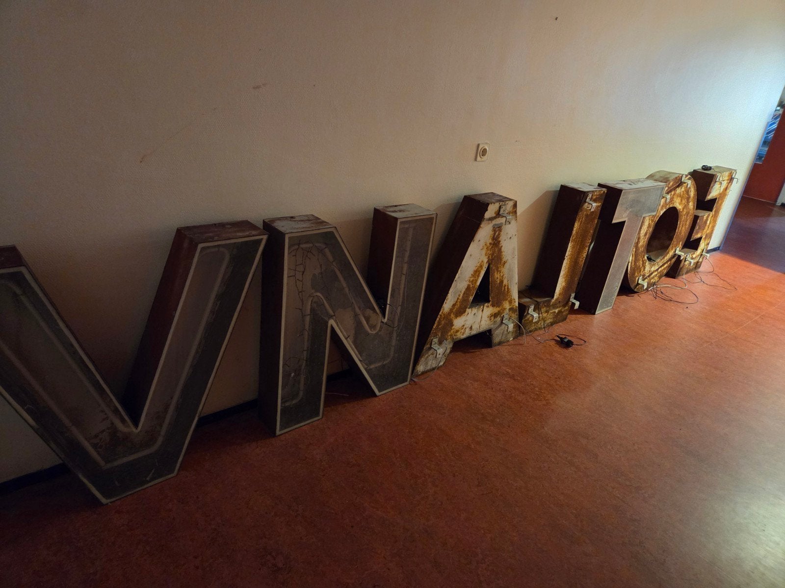 Neon letters waarvan NOEL met kerstlampjes erin, Ophalen