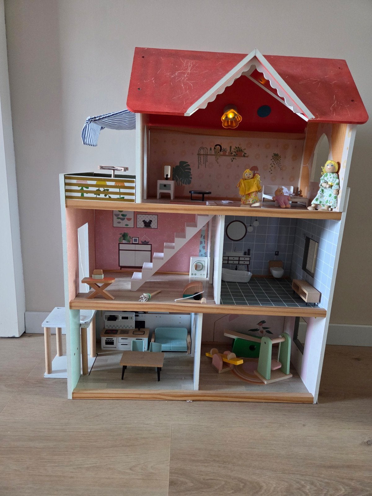 Houten poppenhuis met lift, lampje en 3 poppetjes, Ophalen, Gebruikt, Poppenhuis