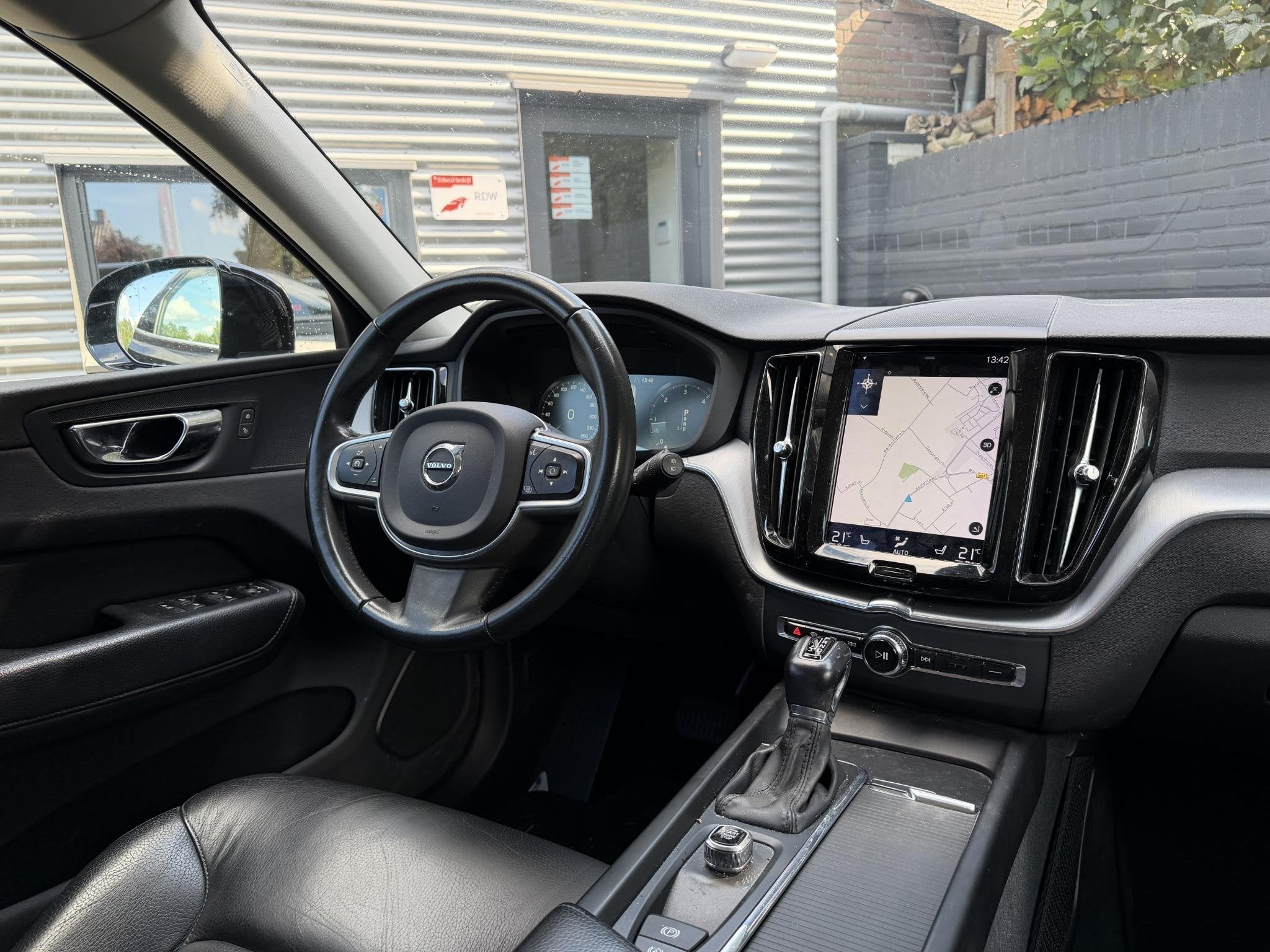 Volvo XC60 2.0 D4 Momentum | Camera | Navigatie | Lederen Be, Auto's, Gebruikt, Euro 6, 1969 cc, Zwart