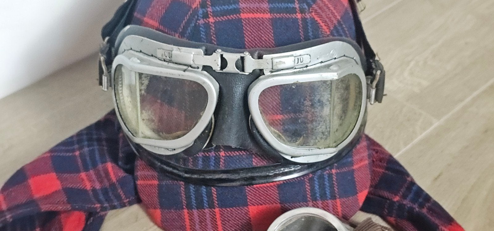 Vintage fietshem  met bril en leren gereedschaps etui, Ophalen of Verzenden