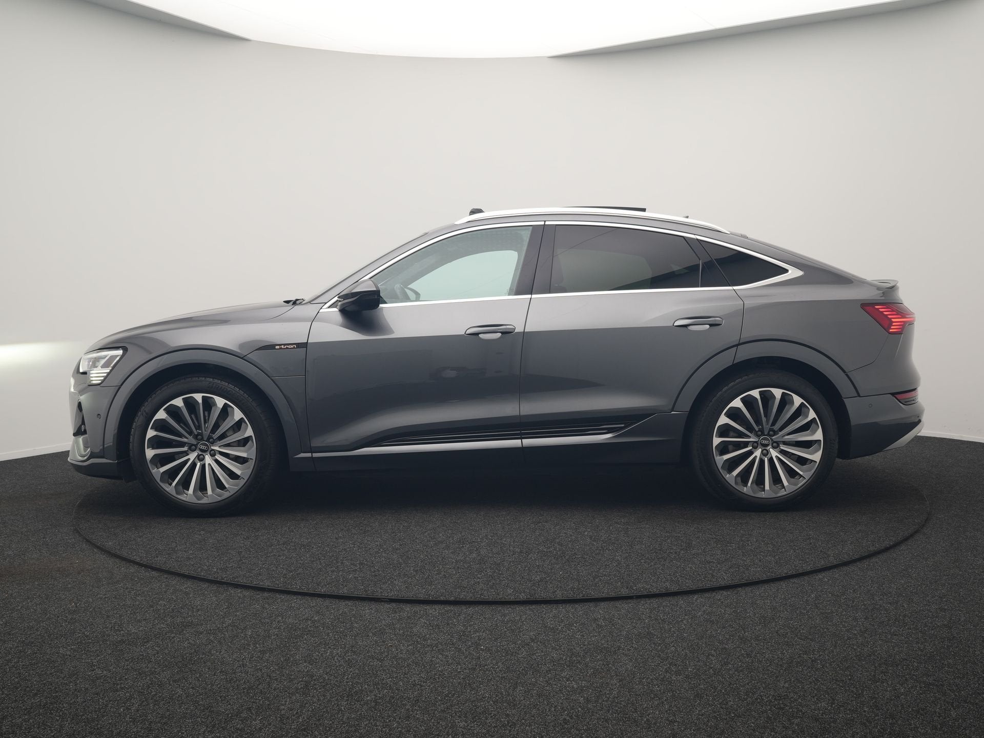 Audi e-tron Sportback 55 quattro S Line 95 kWh 408pk Dealer, Auto's, Audi, Automaat, 95 kWh, Automatische klimaatregeling, 408 pk