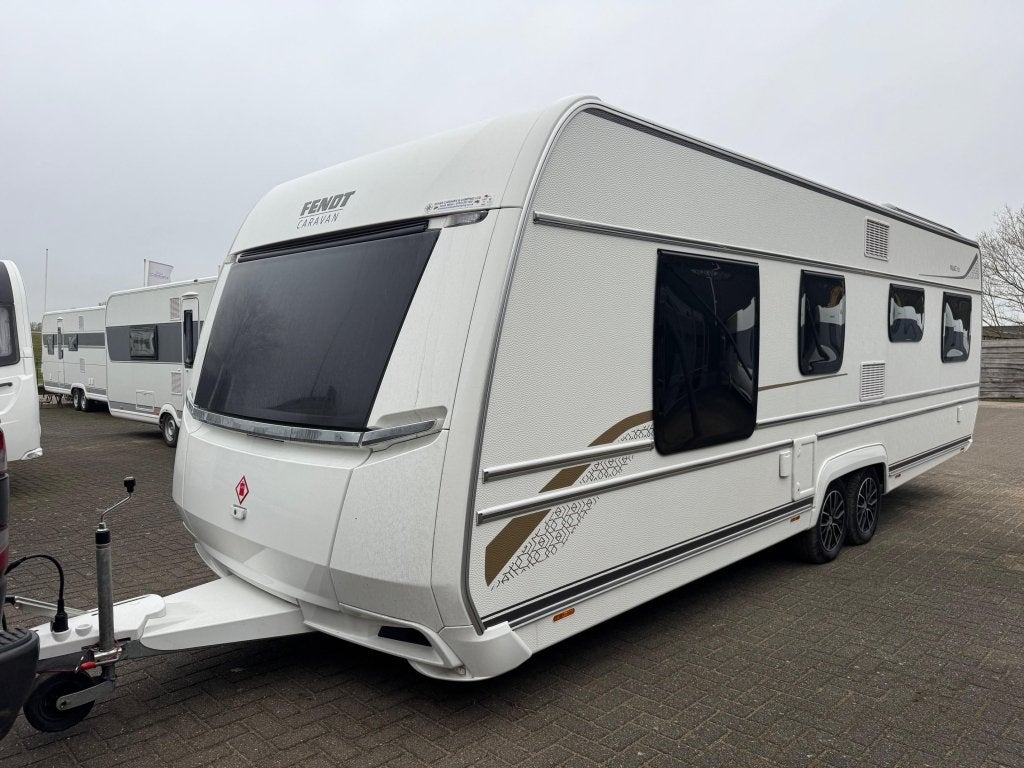Fendt Palace 700 2023 | Vrijstaand Queensbed, Caravans en Kamperen, Caravans, Schokbreker, 7 tot 8 meter, Bedrijf, Treinzit