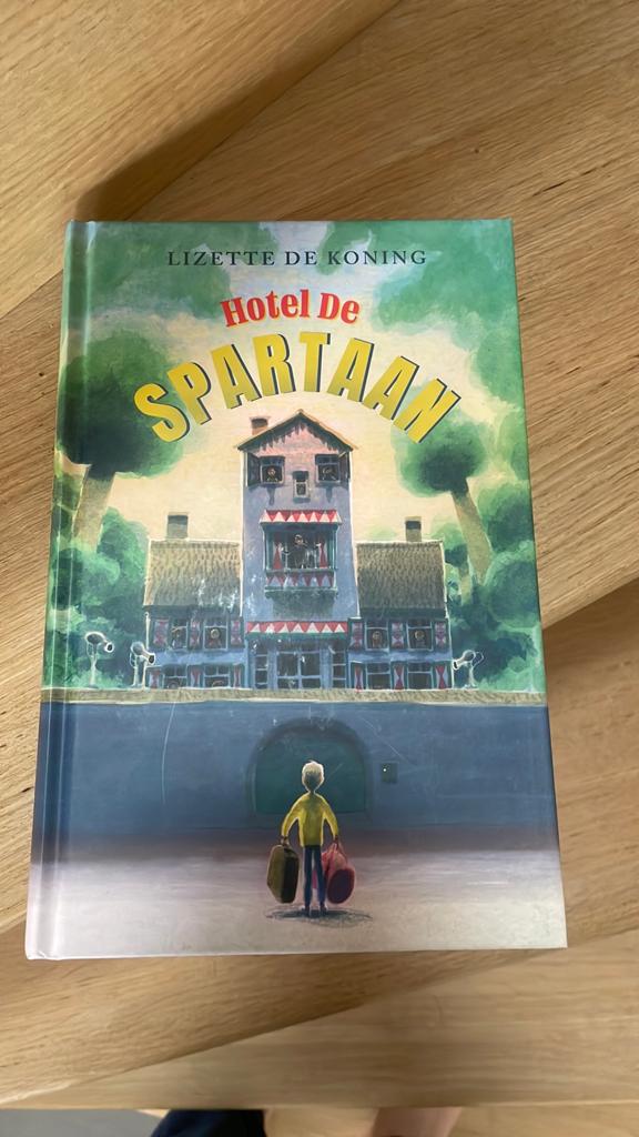 Boek hotel de spartaan, Boeken, Kinderboeken | Jeugd | 10 tot 12 jaar, Ophalen, Zo goed als nieuw