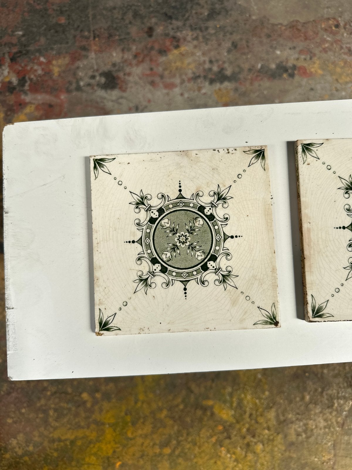 Antieke tegels met groen decor, Ophalen