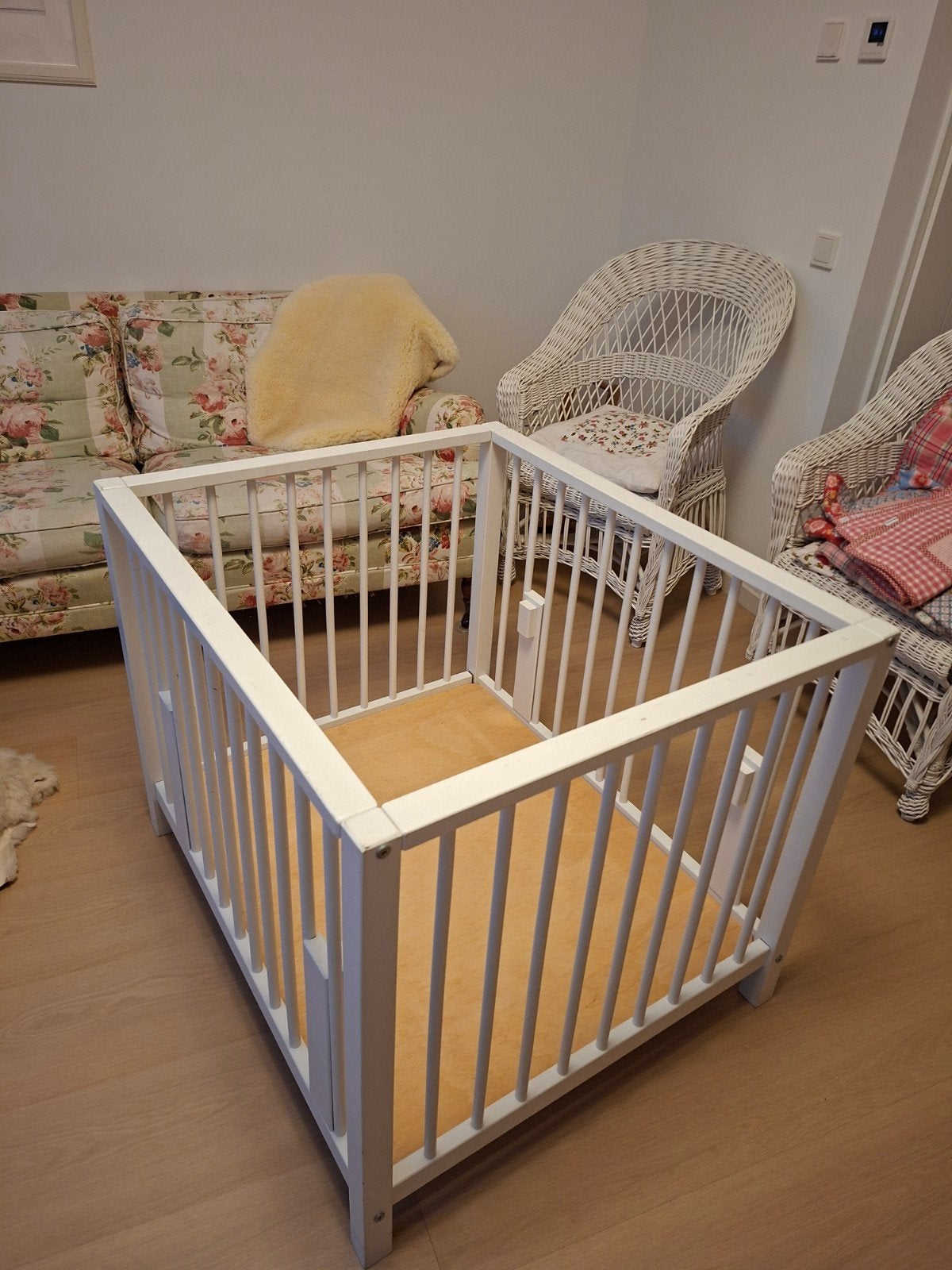 Mooie witte en stevige baby box, verstelbaar in hoogte, Kinderen en Baby's, Ophalen