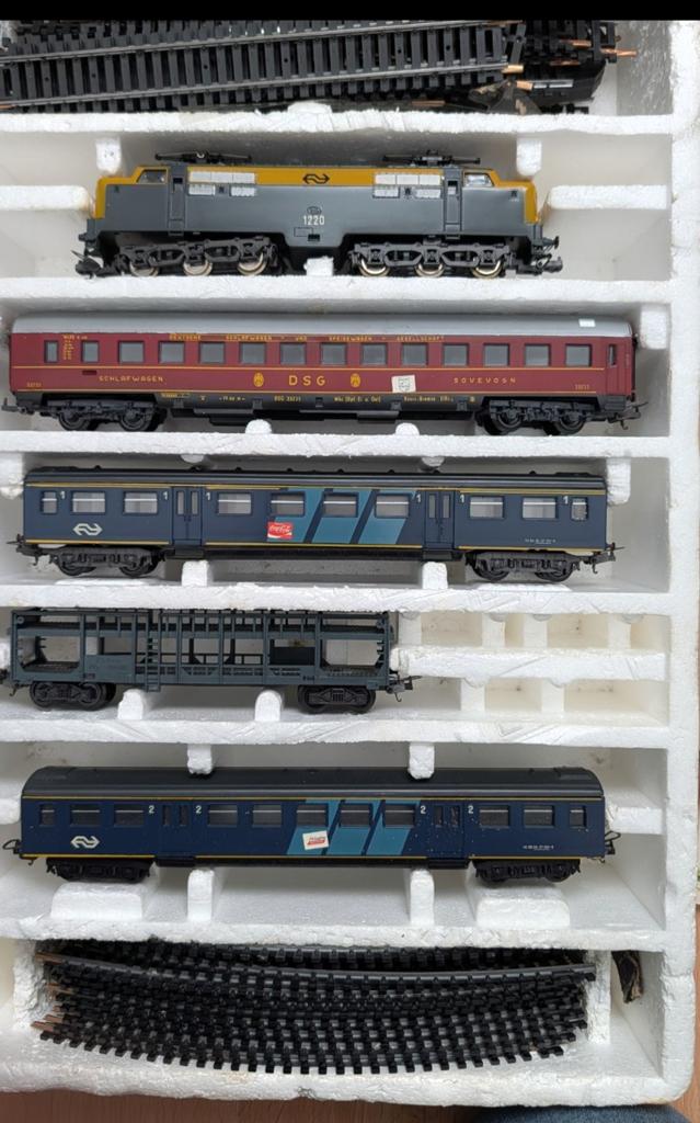 Oude Hema treinbaan jaren 70. Geen trafo..., Hobby en Vrije tijd, Modeltreinen | Overige schalen, Ophalen