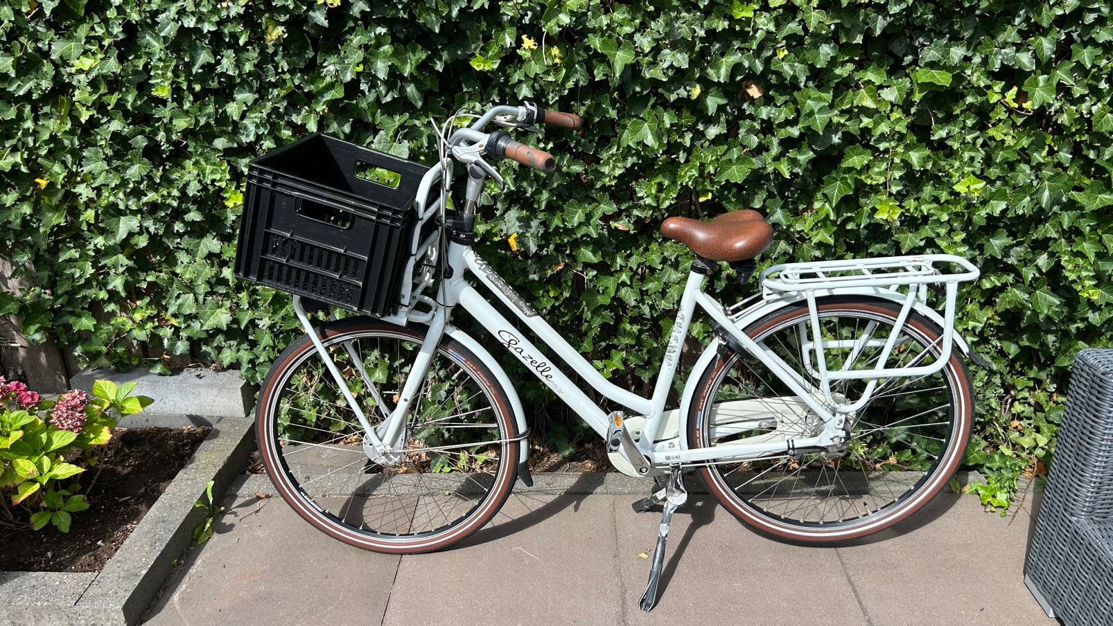 Mooie witte Gazelle Miss Grace met zwarte krat maat 54, Fietsen en Brommers, Ophalen, Versnellingen, Gazelle, Trommelrem