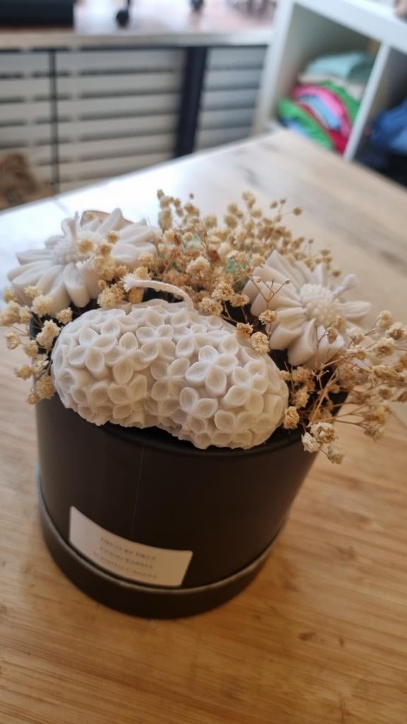 Paraffinevrije Kaars Boeket met Bloemen en Hart, Huis en Inrichting, Woonaccessoires | Kandelaars en Kaarsen, Nieuw, Kaars, Minder dan 25 cm