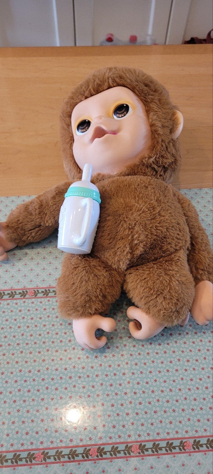 FurReal Friends aapje met flesje - Zo goed als nieuw, Overige merken, Ophalen of Verzenden, Zo goed als nieuw, Met kleding of accessoire