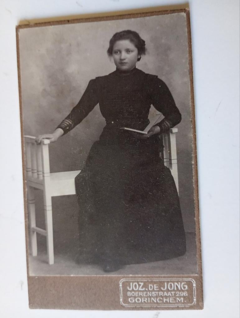 CDV Gorinchem Vrouw met Boek uit Werkendam, Verzamelen, Foto's en Prenten, Ophalen of Verzenden, Voor 1940, Gebruikt, Overige onderwerpen