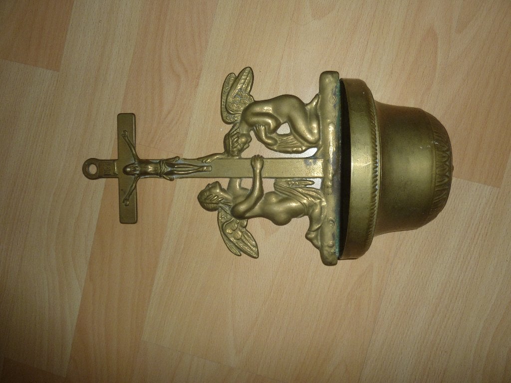 wijwaterbak Crucifix met  knielende engelen (koper/messing), Antiek en Kunst, Ophalen of Verzenden