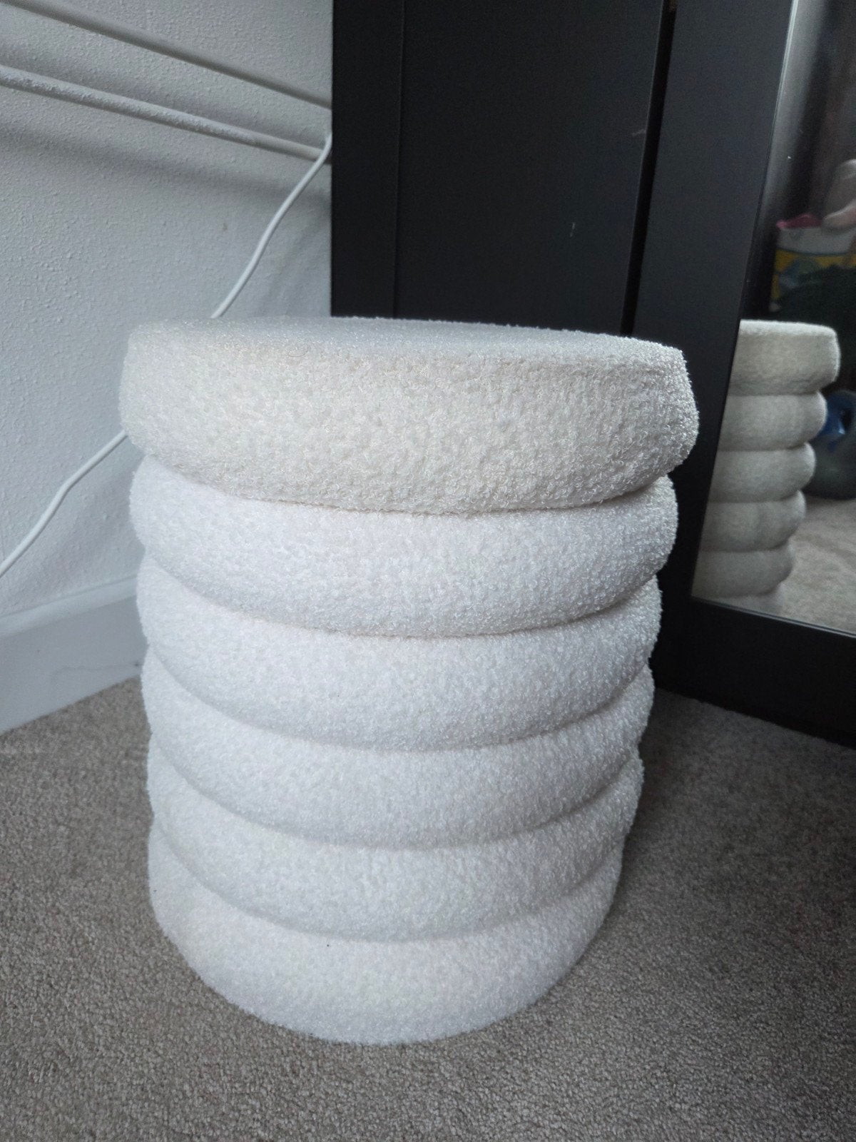 Witte poef/ bijzettafel van teddy stof, Minder dan 50 cm, Modern, Scandinavisch, Rond, Minder dan 50 cm