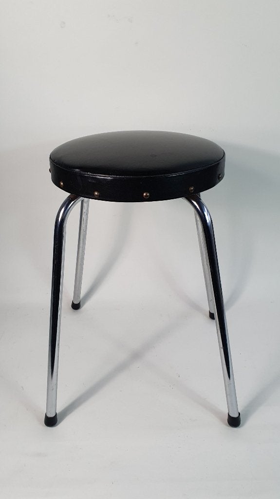 Retro kruk zwart, chroom onderstel, skai leer zitting. S36, Huis en Inrichting, Barkrukken, Tweedehands verkoop, Tweedehands verkoop