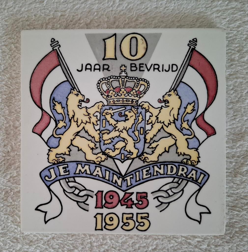 10  jaar bevrijding tegeltje, Verzamelen, Ophalen of Verzenden, Nederland, Boek of Tijdschrift