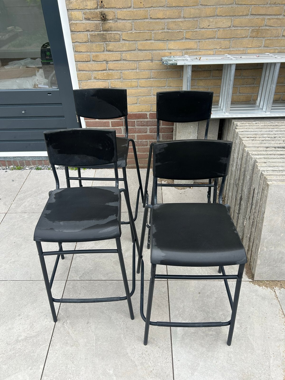 Set van 4 barkrukken met ijzeren frame en plastic zitting, Ophalen, Gebruikt, 60 tot 90 cm, Metaal