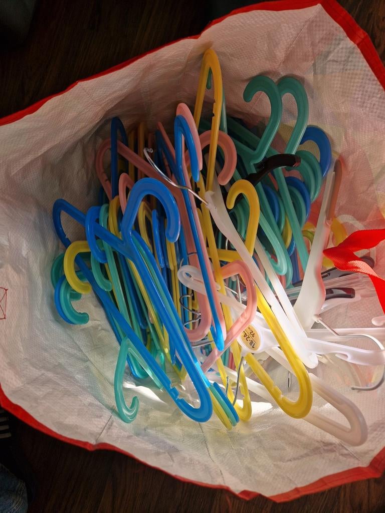 Grote partij kleurrijke kledinghangers voor kinderen, Ophalen of Verzenden, Zo goed als nieuw, One size