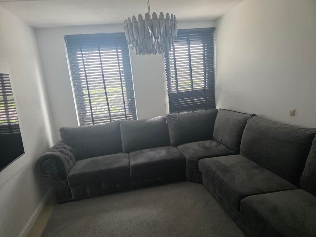 Grote grijze hoekbank met chesterfield armleuning, Huis en Inrichting, Banken | Bankstellen, Gebruikt, 100 tot 125 cm, 300 cm of meer