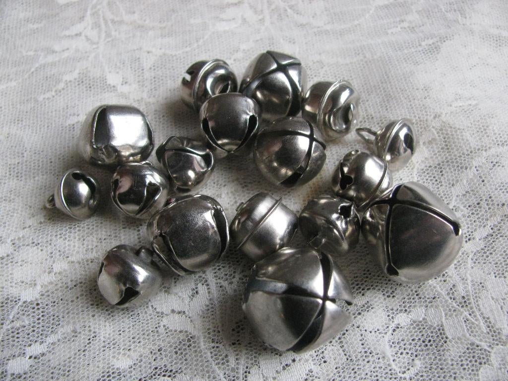 Set van 17 Zilver Kleurige Metalen Belletjes - Diverse Afm, Verzenden