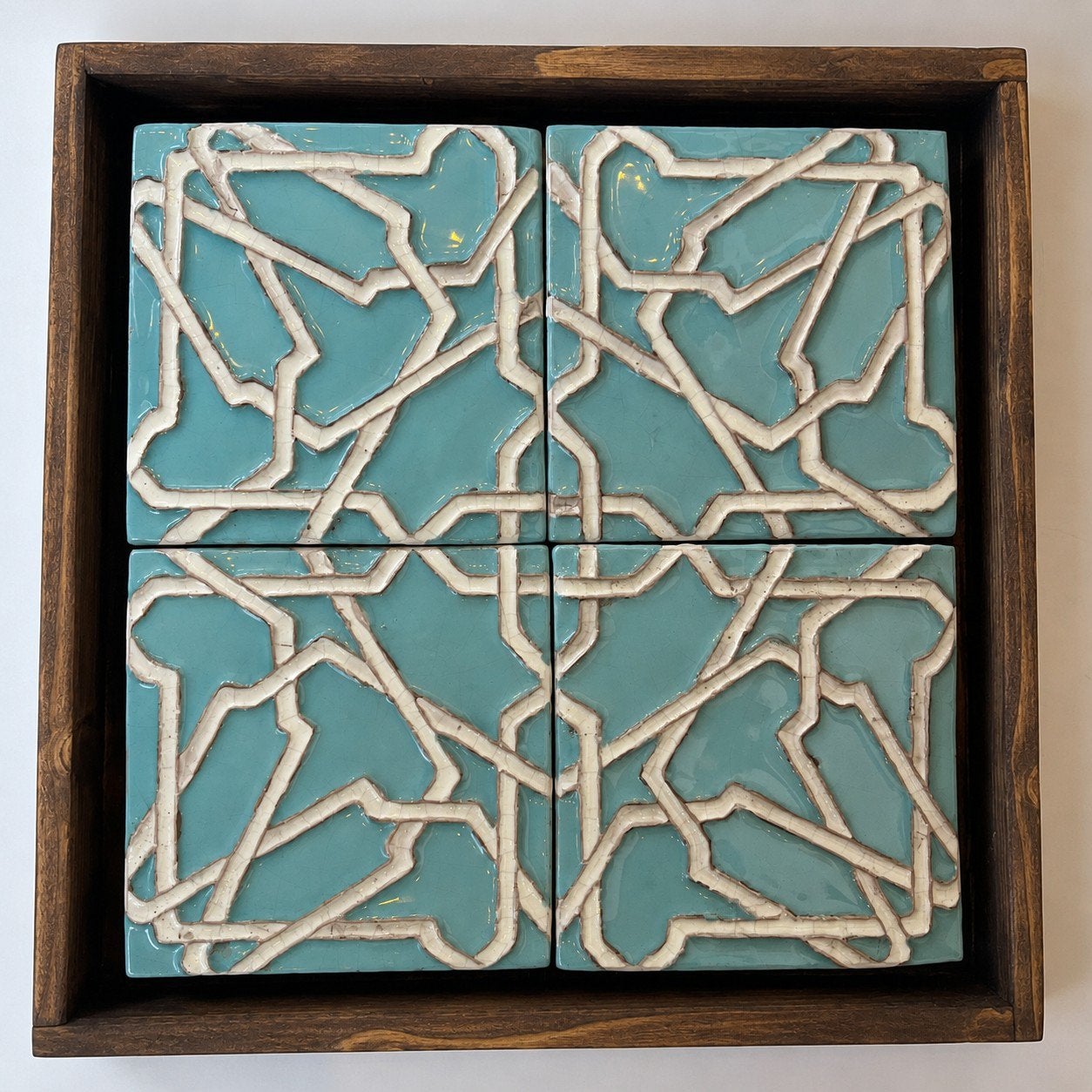 Spaanse wandtegel in houten frame., Huis en Inrichting, Groen, 32 cm, Ophalen of Verzenden, Handgemaakt