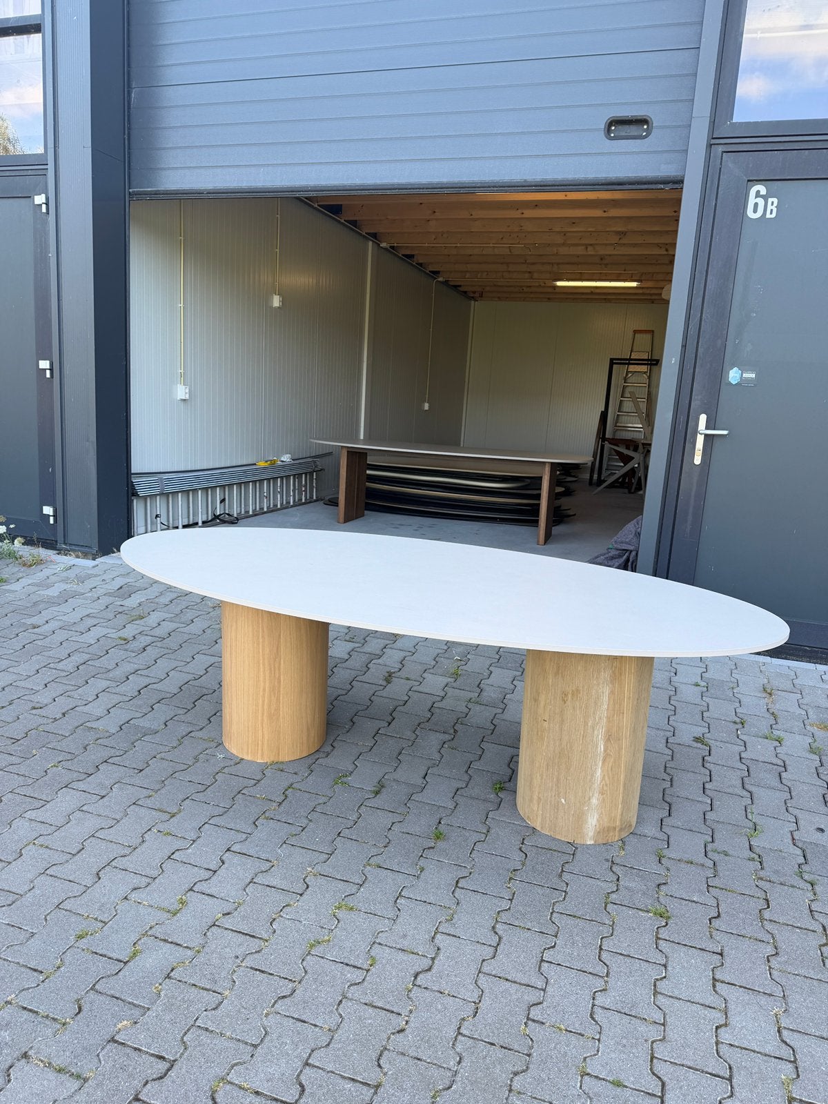 Ovale beige 240 x 109 cm melamine eettafel, Ophalen, 200 cm of meer, 50 tot 100 cm, Zo goed als nieuw