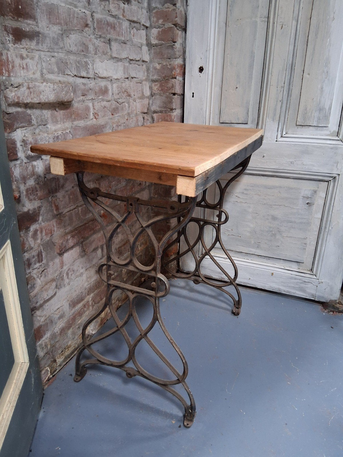 Vintage tafel met gietijzeren onderstel en houten blad, Ophalen of Verzenden