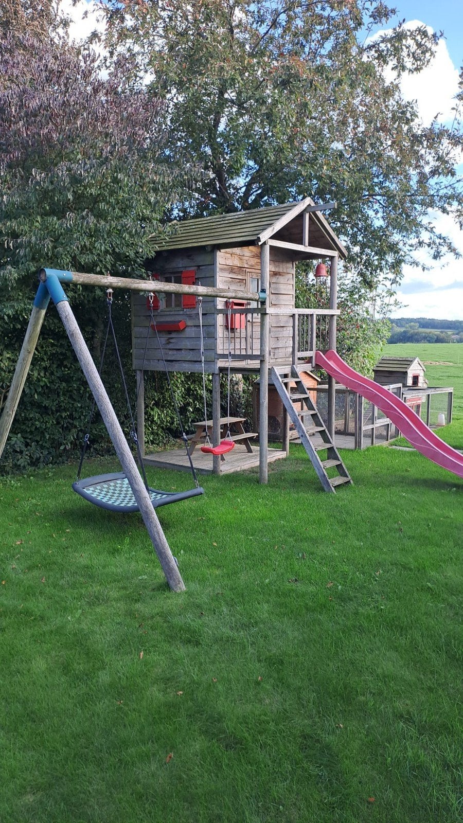 Houten speelhuisje met glijbaan en schommel, Ophalen, Gebruikt, Glijbaan
